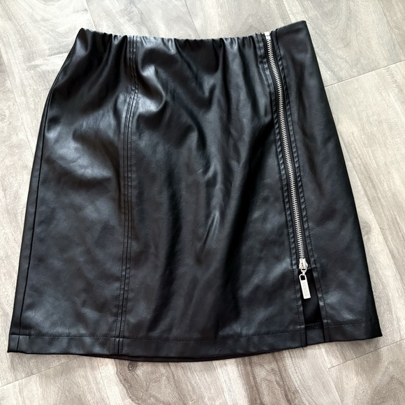 Guess Faux Leather Skirt Size SMALL - Picture 1 of 11